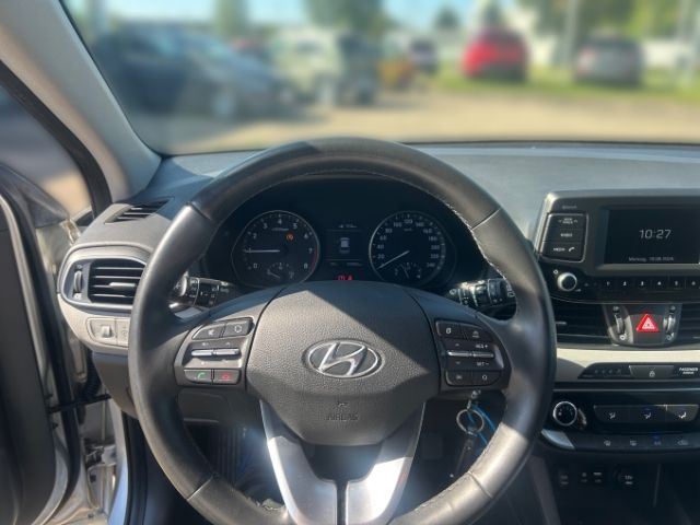 Fahrzeugabbildung Hyundai i30 Select 1.4 Fahrerprofil Spurhalteass. Fernli