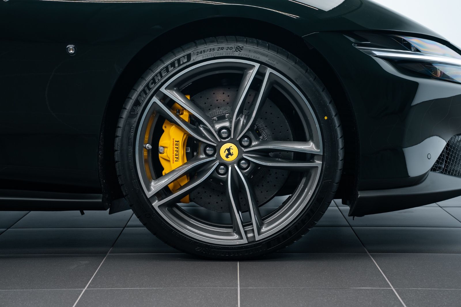 Fahrzeugabbildung Ferrari Roma Spider CARBON/SURROUND/HISTORICAL COLOUR