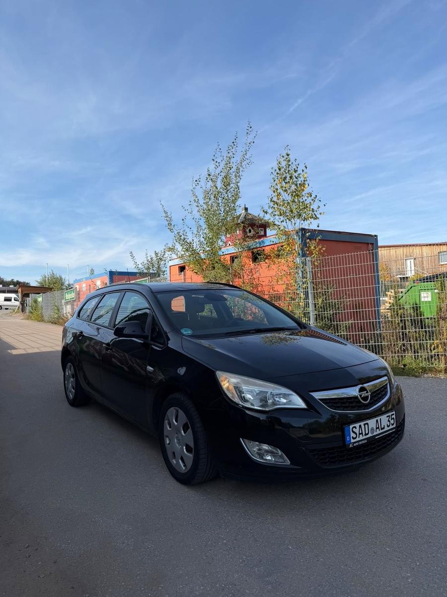 Opel Astra 2011 — rear view