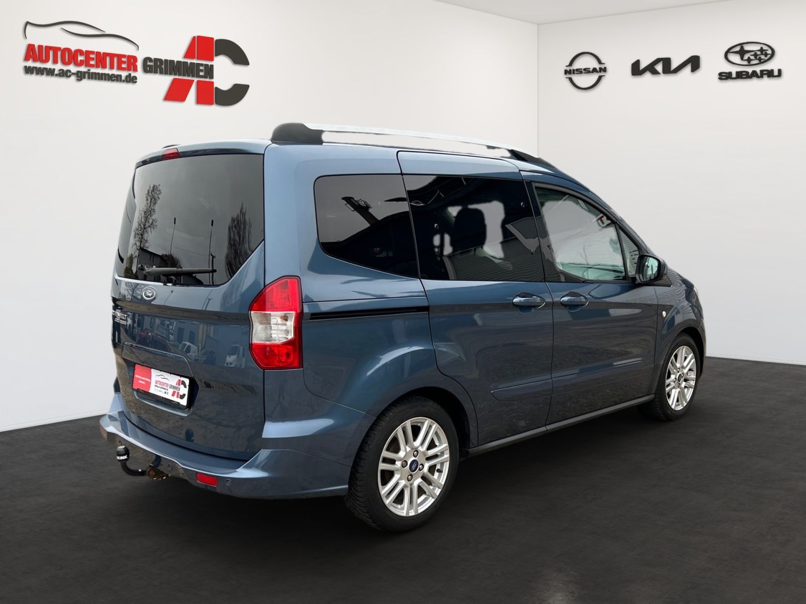 Fahrzeugabbildung Ford Tourneo Courier 1,0 Eco Boost Titanium AHK