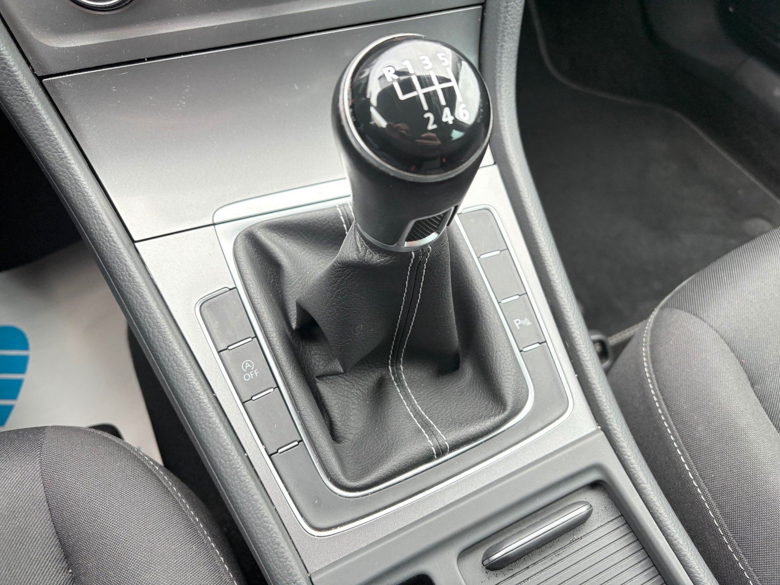 Fahrzeugabbildung Volkswagen Golf VII 2.0TDI Lim. LOUNGE Navi Klima PDC SPORT