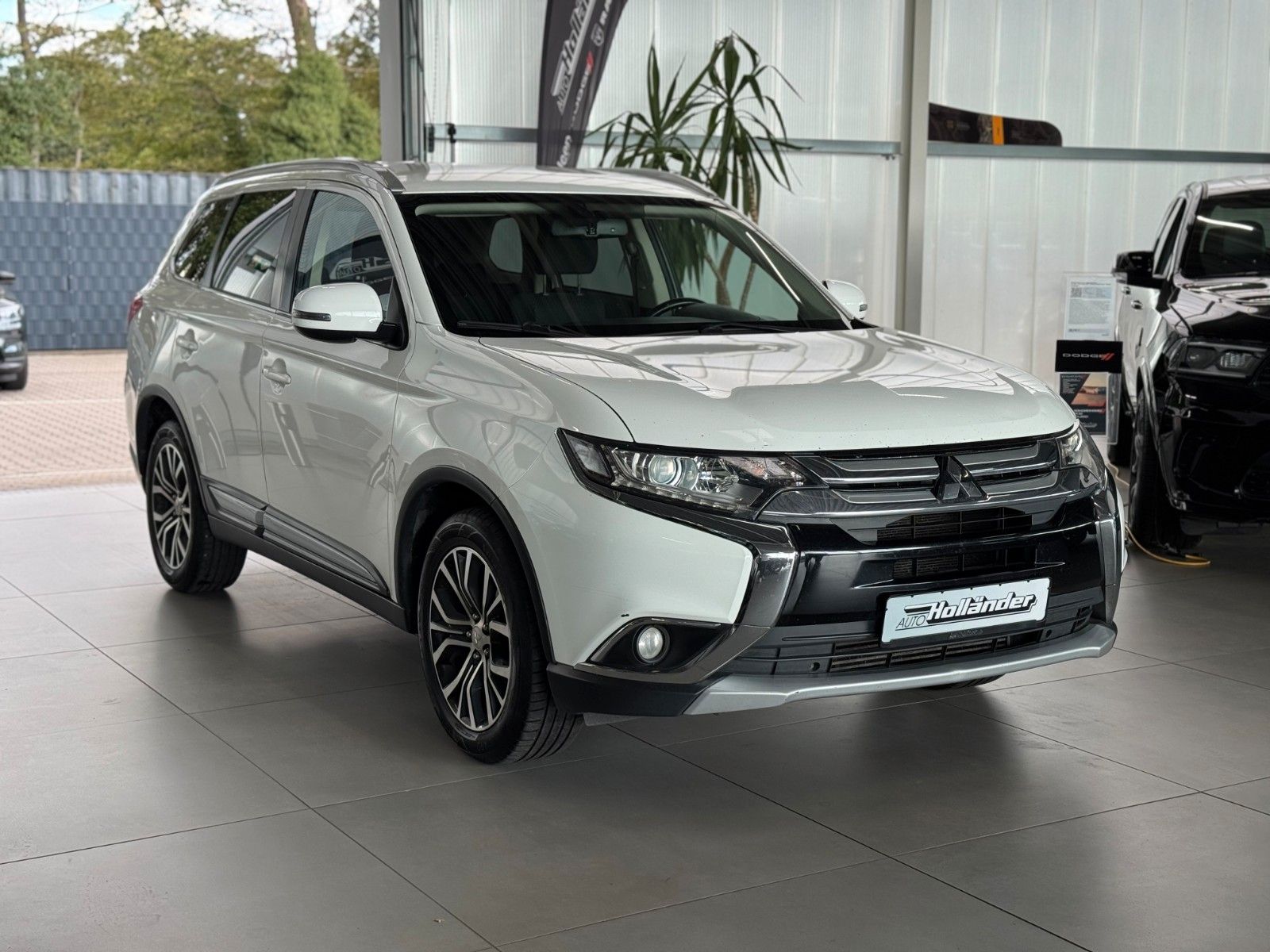 Fahrzeugabbildung Mitsubishi Outlander 2.2 DI-D Plus 4WD  NUR HÄNDLER/GEWERBE