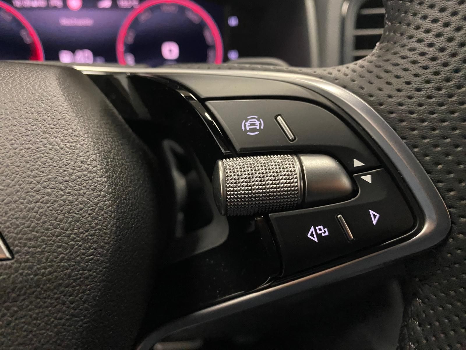 Fahrzeugabbildung SKODA Karoq 1.5 TSI SPORTLINE+MATRIX+ACC+AHK+APP+RFK++