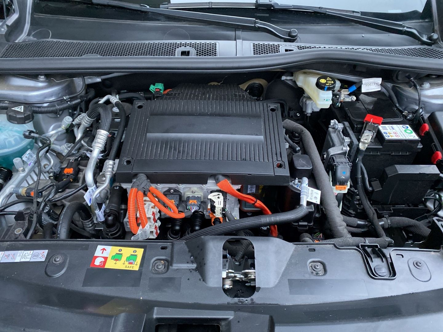 Fahrzeugabbildung Peugeot 2008 e- GT Elektromotor 136 *Rückfahrkamera*Sitz