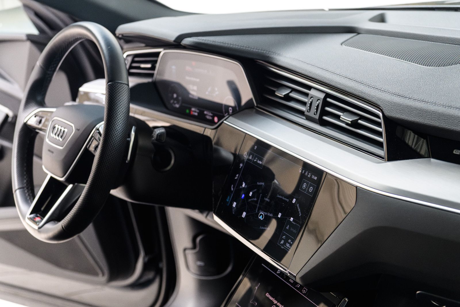 Fahrzeugabbildung Audi e-tron 50 quattro S line NAVI/SZH/LED/RFK