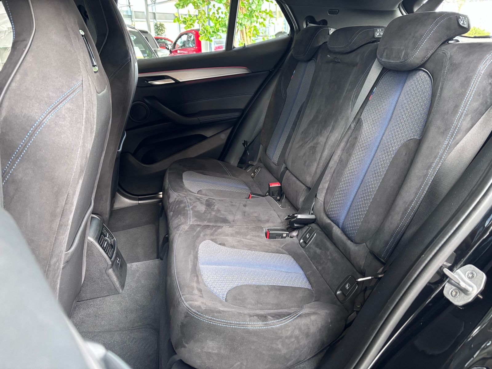 Fahrzeugabbildung BMW X2 xDrive M35 i HUD RFK LED