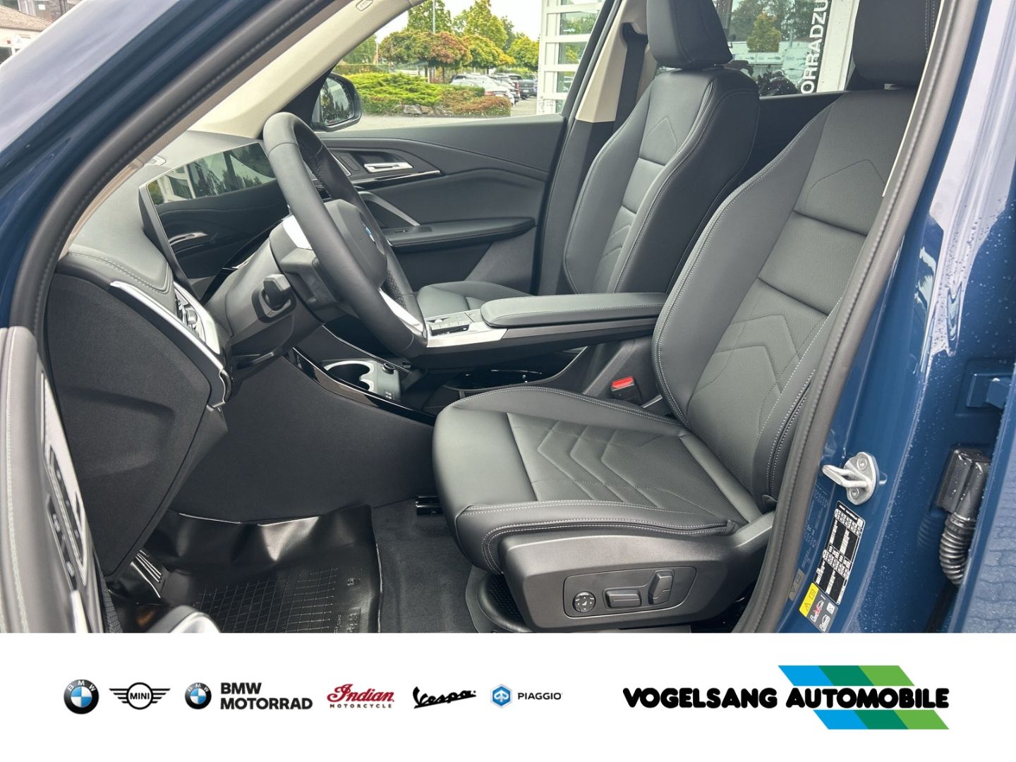 Fahrzeugabbildung BMW iX1 xDrive 30e xLine Park-Assistent HUD AD AHK-k