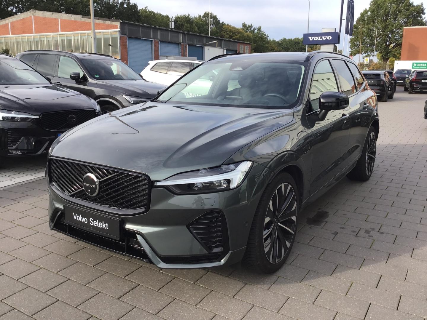 Volvo XC60 T8AWD Ultra Dark Luftfahrwerk Massage B&W