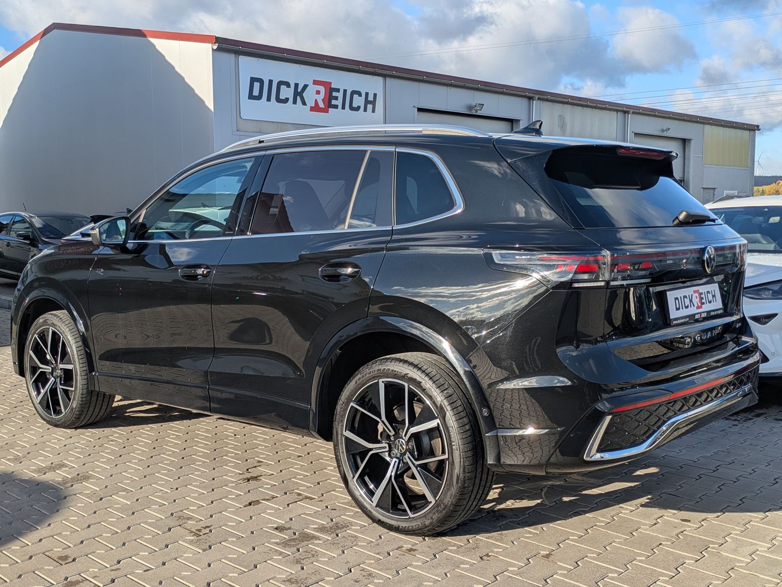 Fahrzeugabbildung Volkswagen Tiguan 2.0 TDI 4M R-Line PANO*H&K*AHK*MATRIX*20"