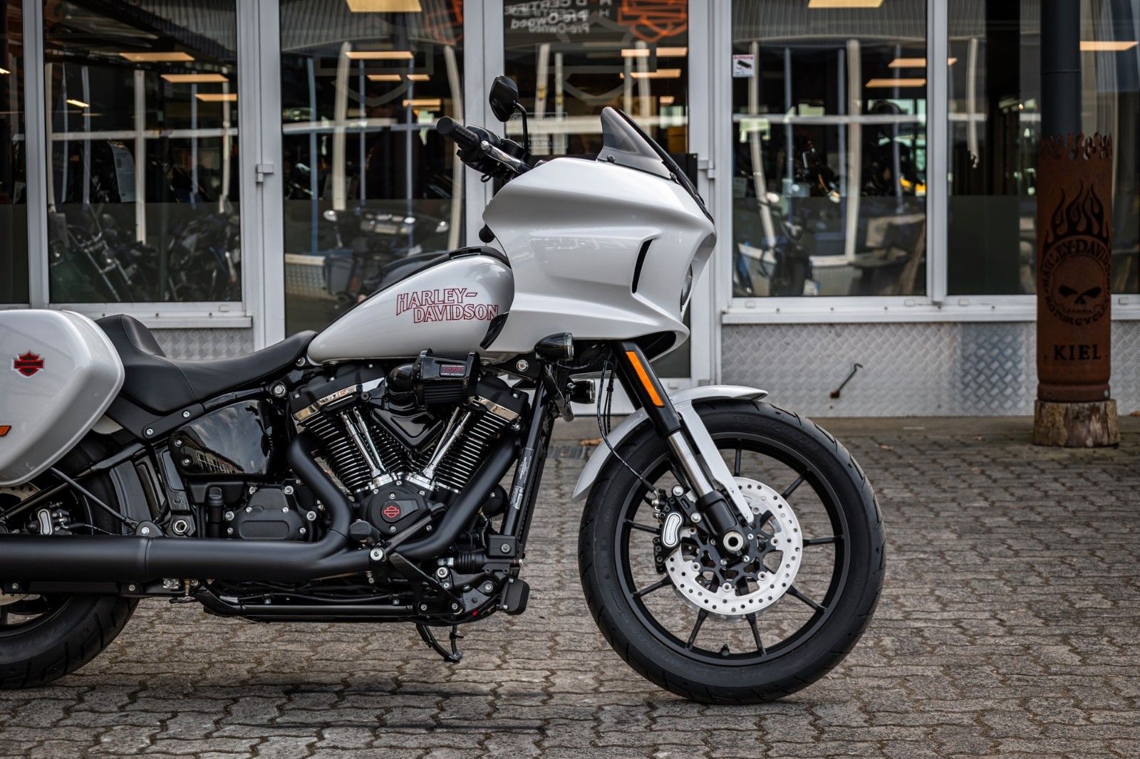 Fahrzeugabbildung Harley-Davidson FXLRST LOW RIDER ST 117 MY26