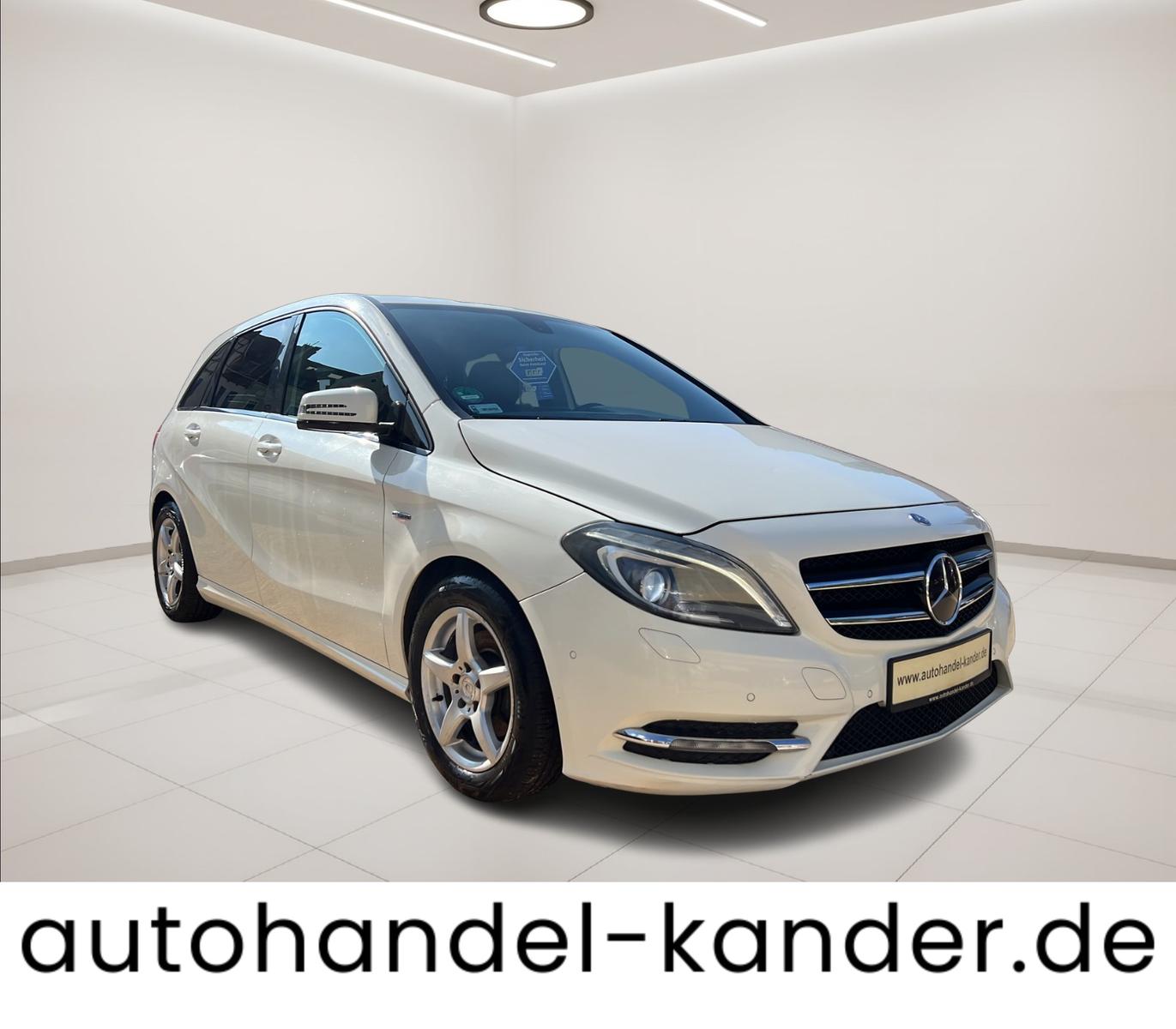 Mercedes-Benz B180 2011 — interior