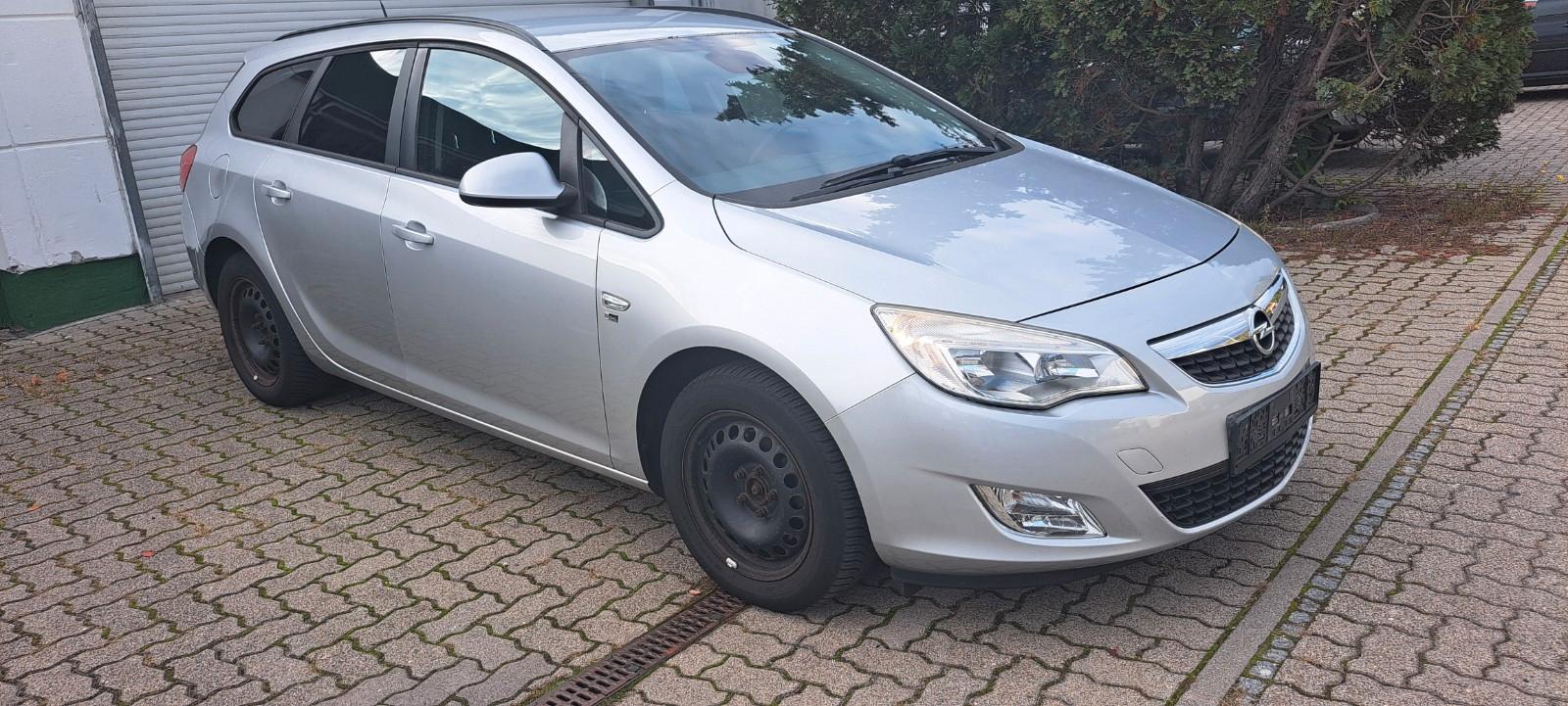 Opel Astra 2012 — interior