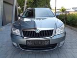 Skoda Octavia 1.6 TDI DSG Elegance Combi - Skoda Octavia aus 2012 mit Diesel-Antrieb: Kombi