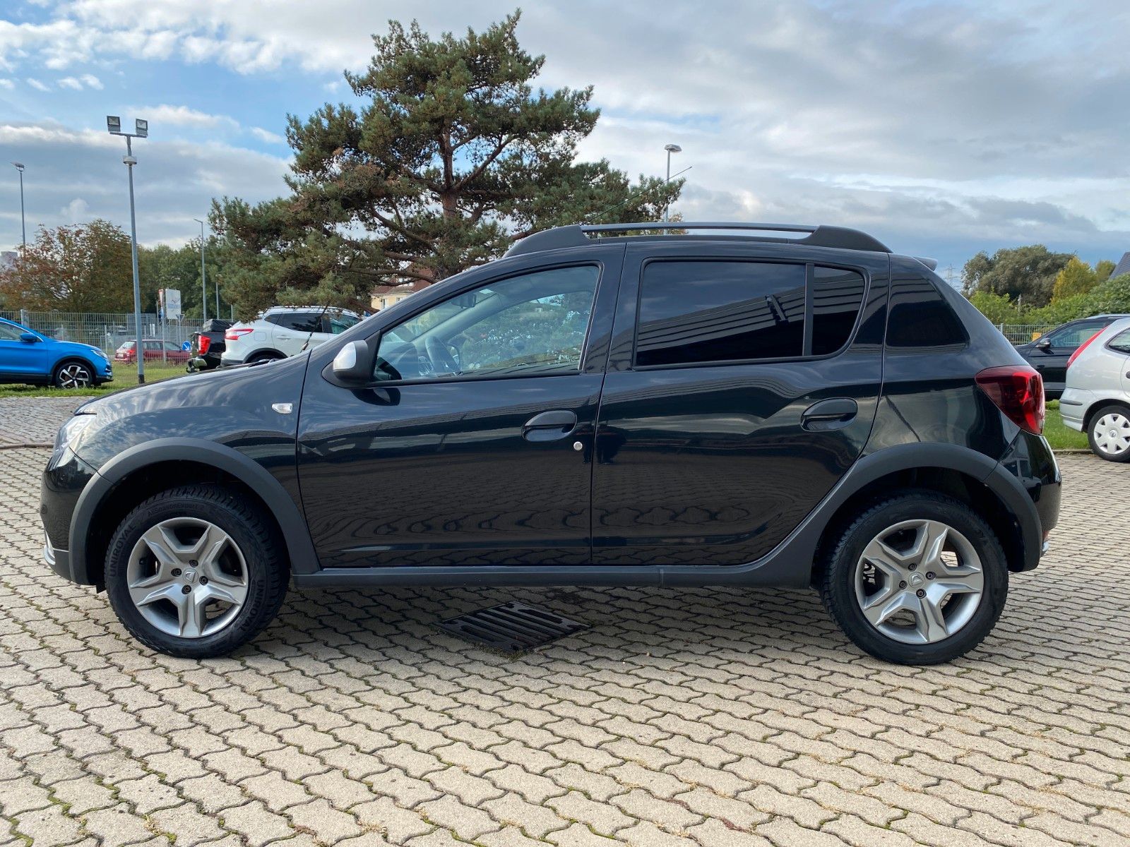 Fahrzeugabbildung Dacia Sandero Stepway 0.9 AUTOM.+TEMPO.+NAVI+TÜV-NEU