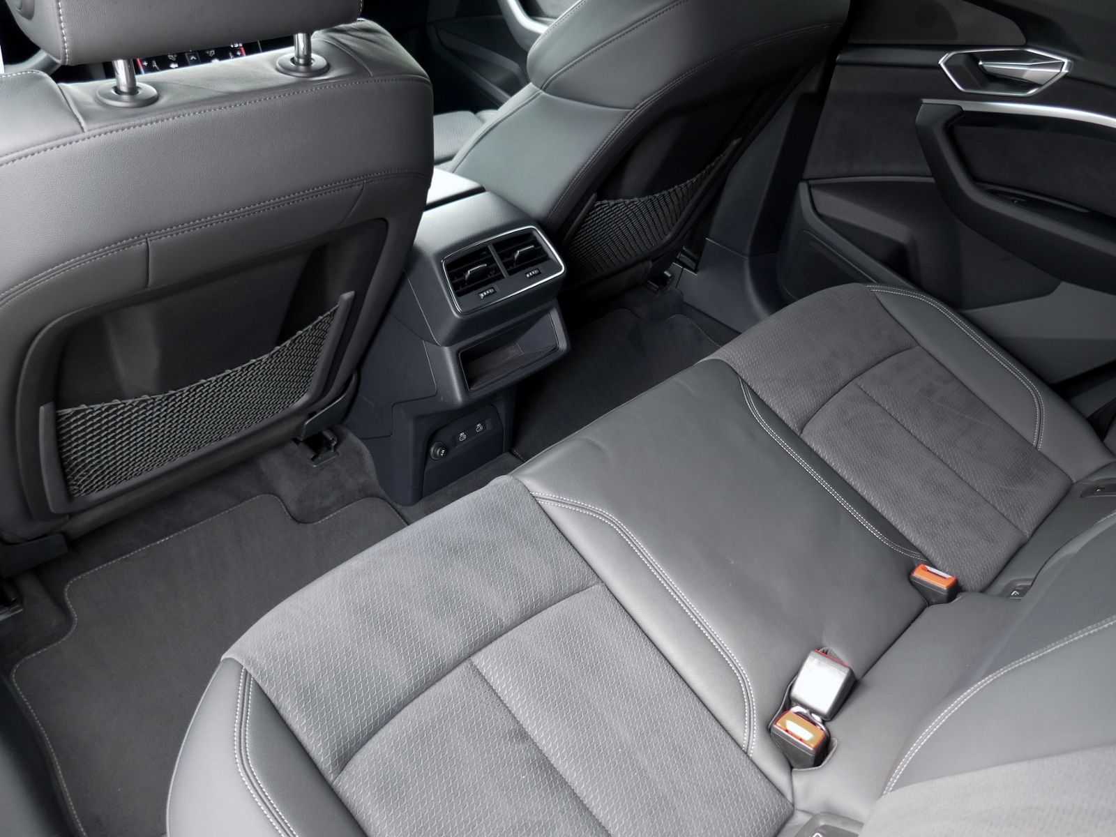 Fahrzeugabbildung Audi e-tron Sportback advanced 55 quattro | LED AHK