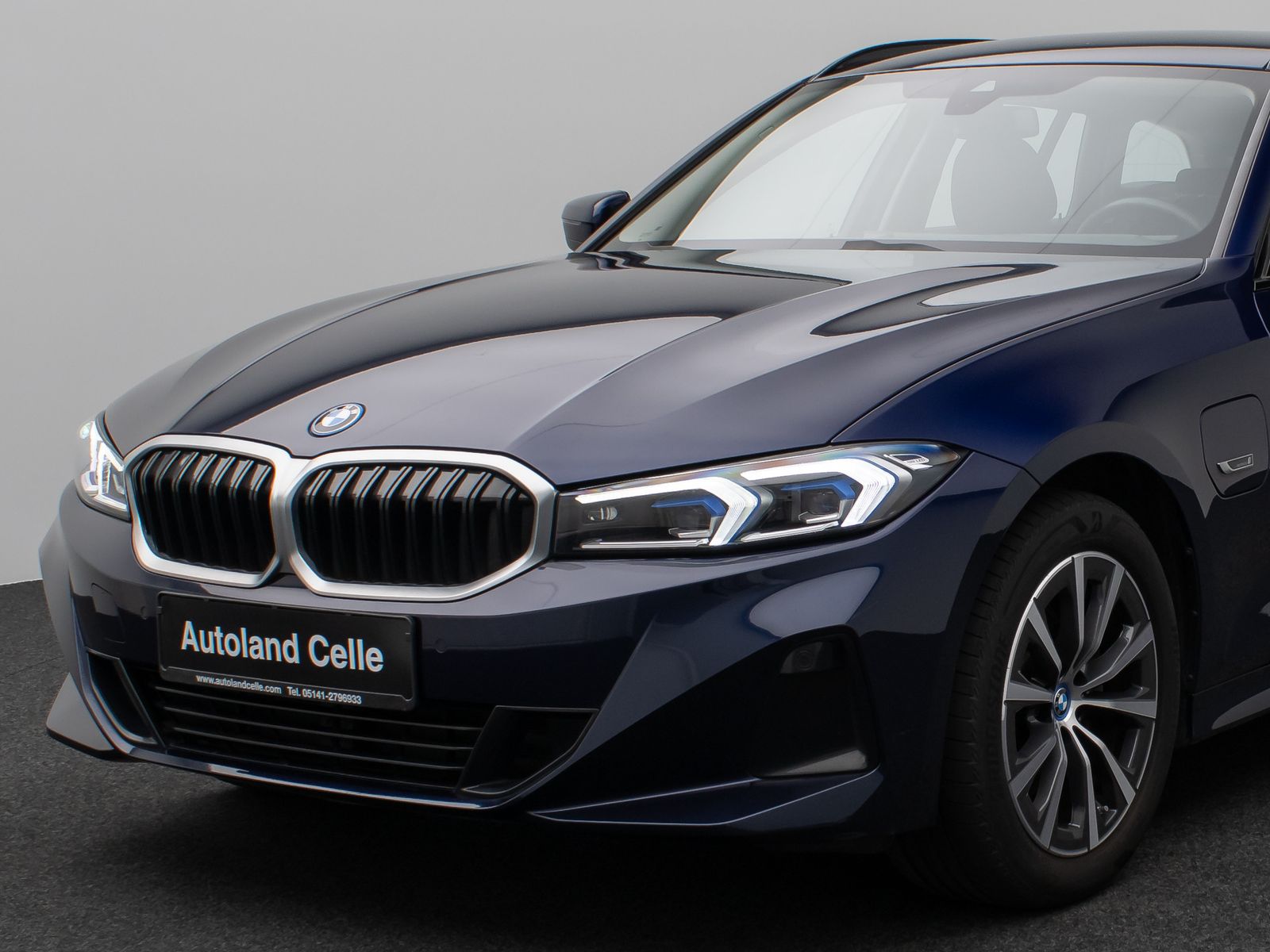 Fahrzeugabbildung BMW 330e Individual DAB HiFi Fernlichtassist PDC LED