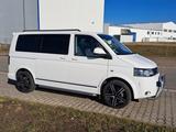 Volkswagen T5 Multivan mit zahlreichen Extras - weiße Volkswagen T5 Multivan