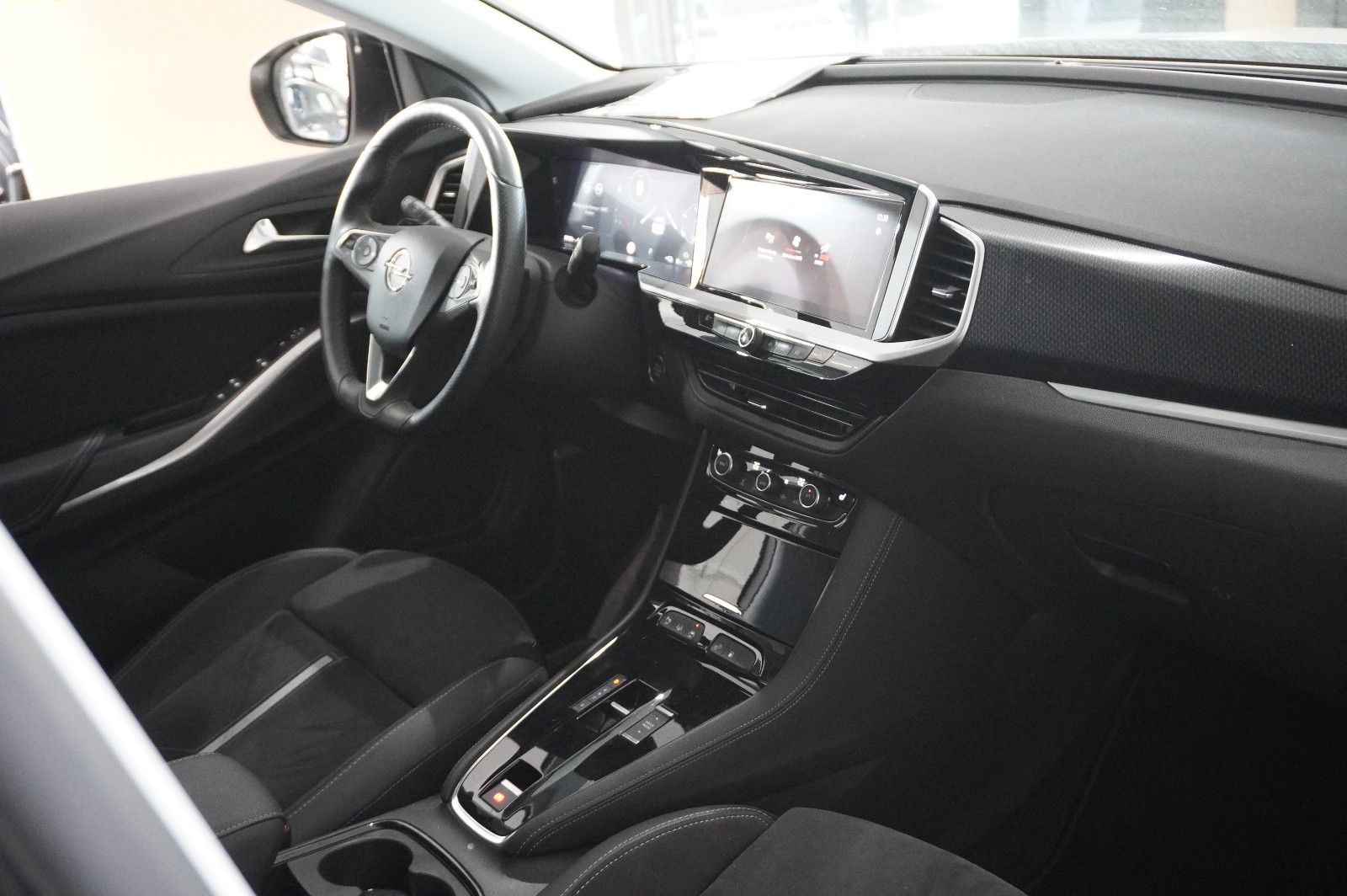 Fahrzeugabbildung Opel Grandland (X) 1.6T GSe HYBRID 4X4 NAVI/LED/SPORT
