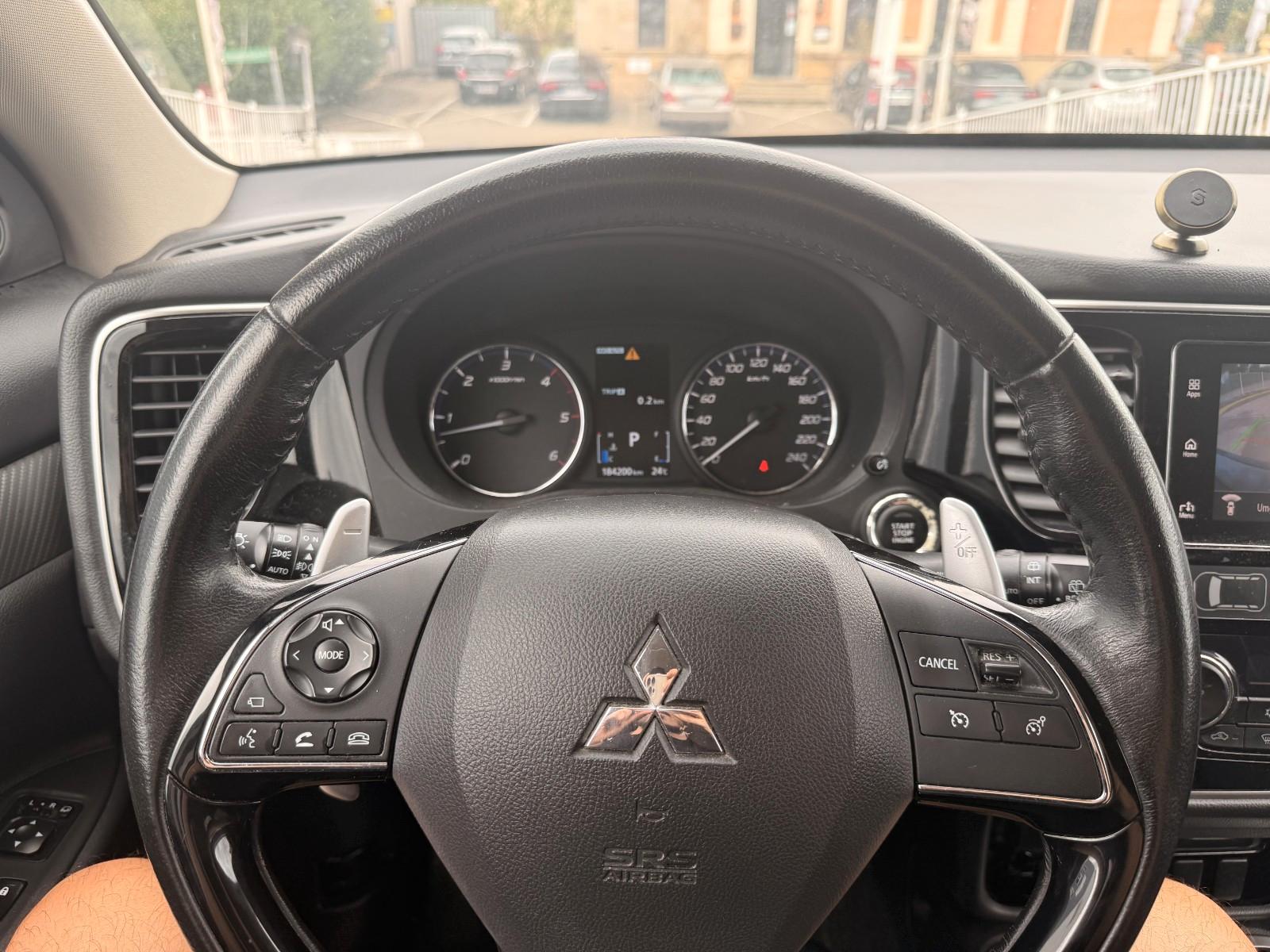 Mitsubishi Outlander Edition 100+ 4WD / Automatik/KAM/LHZ