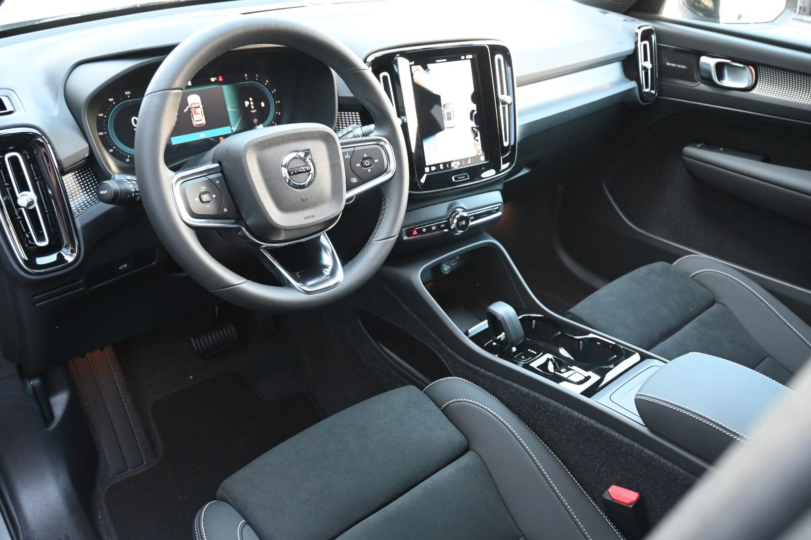 Fahrzeugabbildung Volvo XC40 B4 DKG Plus Dark*FSHZG*360°*ACC*AHK