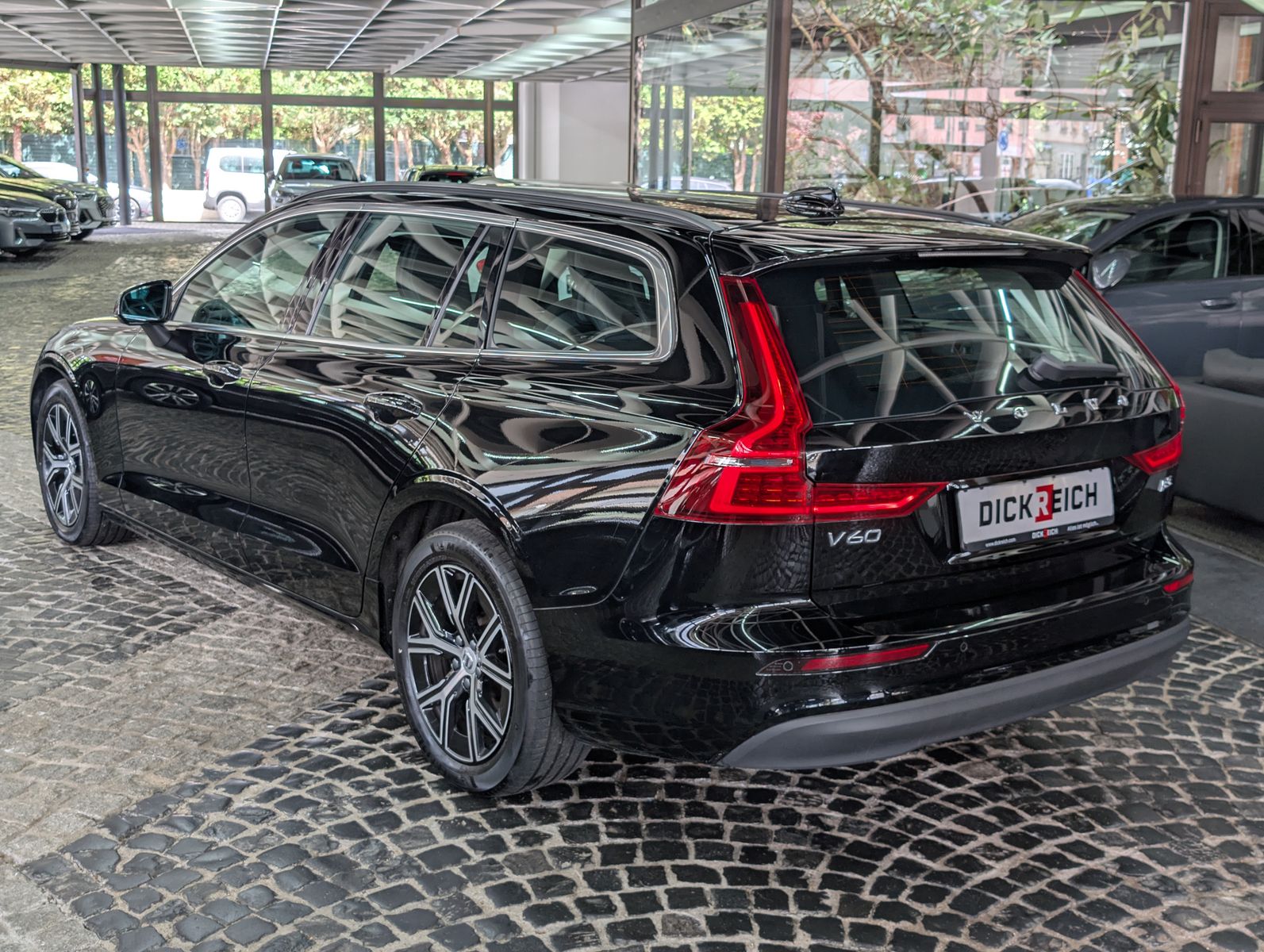 Fahrzeugabbildung Volvo V60 B3 Core 2.0Turbo MHEV VIRT LED APP SOUND AHK