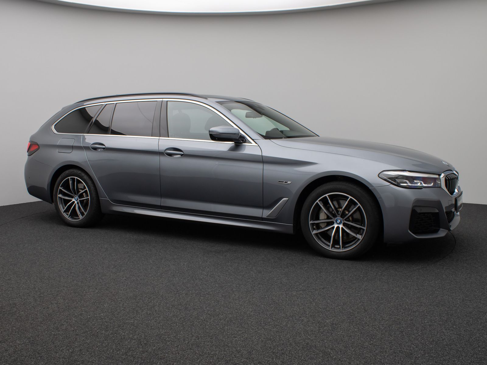 Fahrzeugabbildung BMW 530e xD M Sport Panorama 360°DAB HiFi AHK Alarm