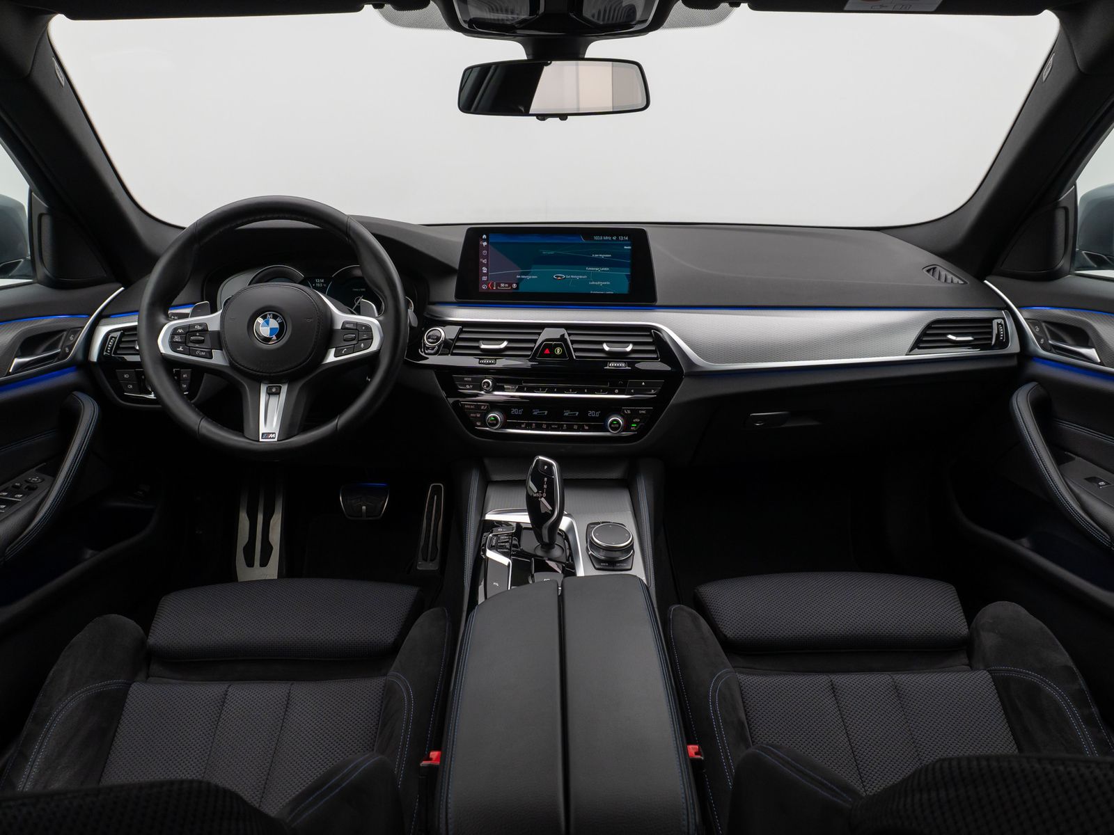 Fahrzeugabbildung BMW 530d xD M Sport Kamera HUD HiFi SoftCl Komfort
