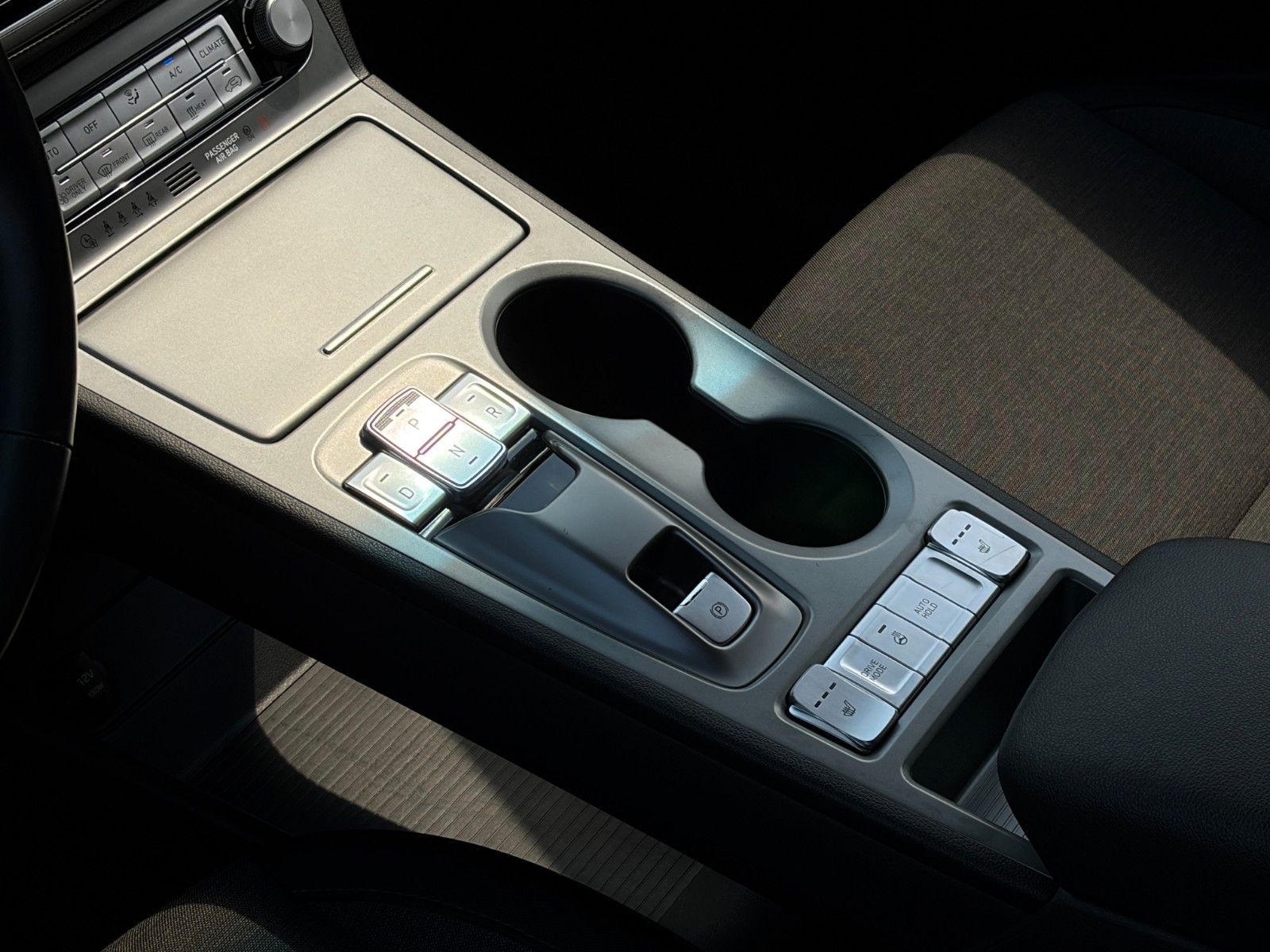 Fahrzeugabbildung Hyundai KONA E Select CarPlay Kamera LHZ SHZ ACC KZG