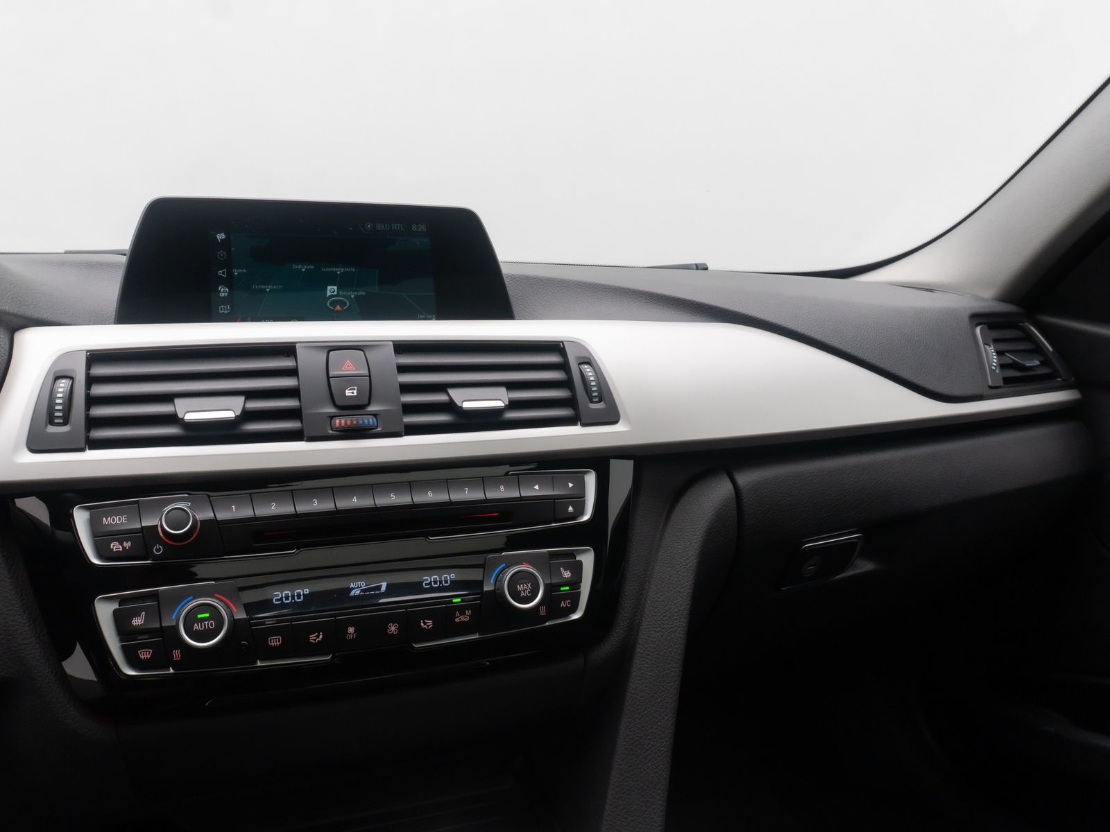 Fahrzeugabbildung BMW 320d GeschwindigReg PDC Panorama LED Sportsitz