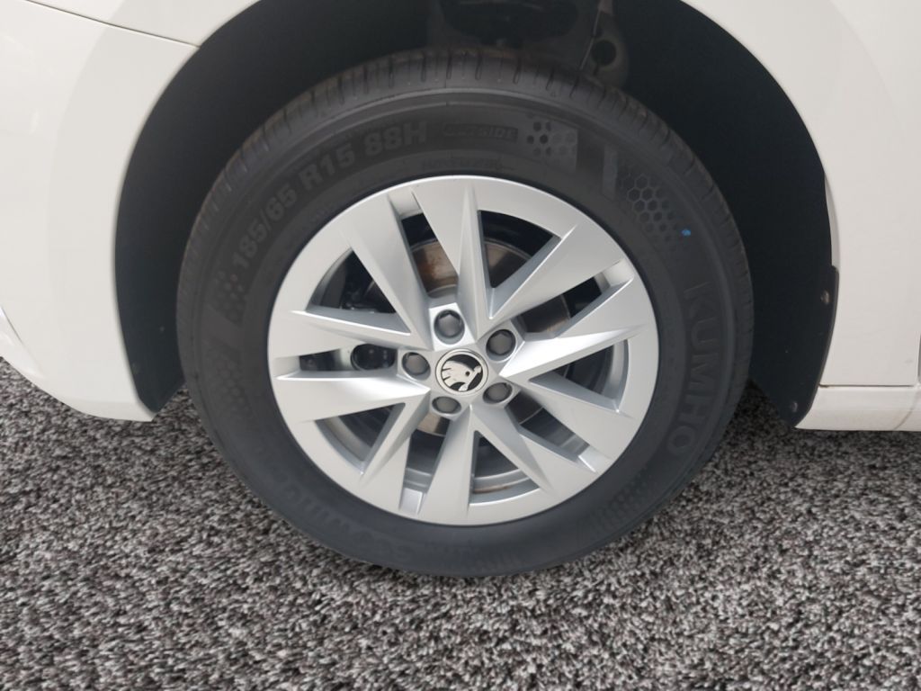 Fahrzeugabbildung SKODA Fabia 1.0 TSI Active PDC NSW Sunset
