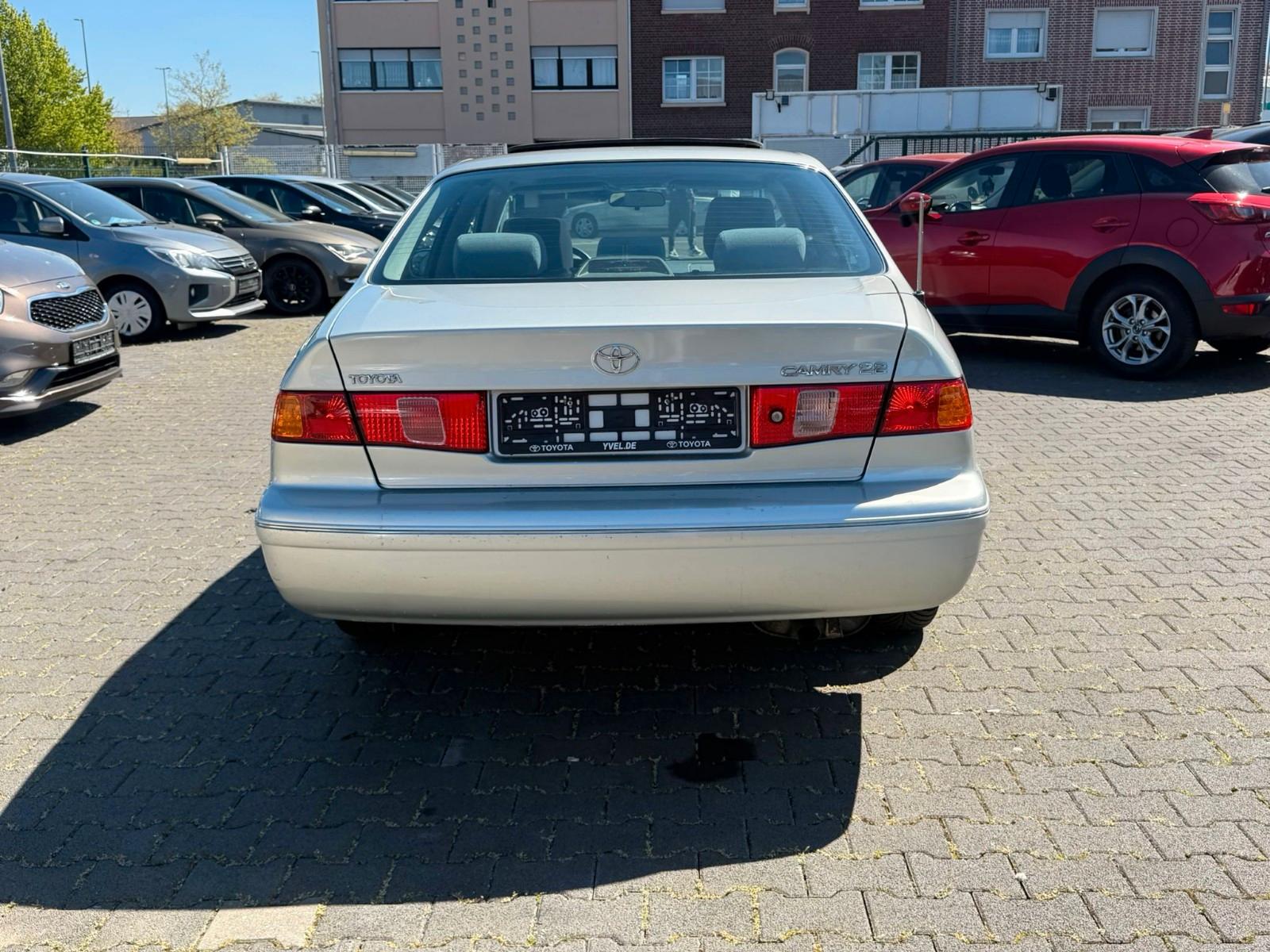 Toyota Camry 2.2 Automatik/1-HAND/Glas SHD