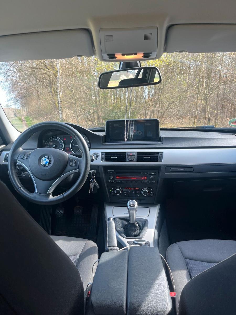 BMW 318 2011 — photo 8