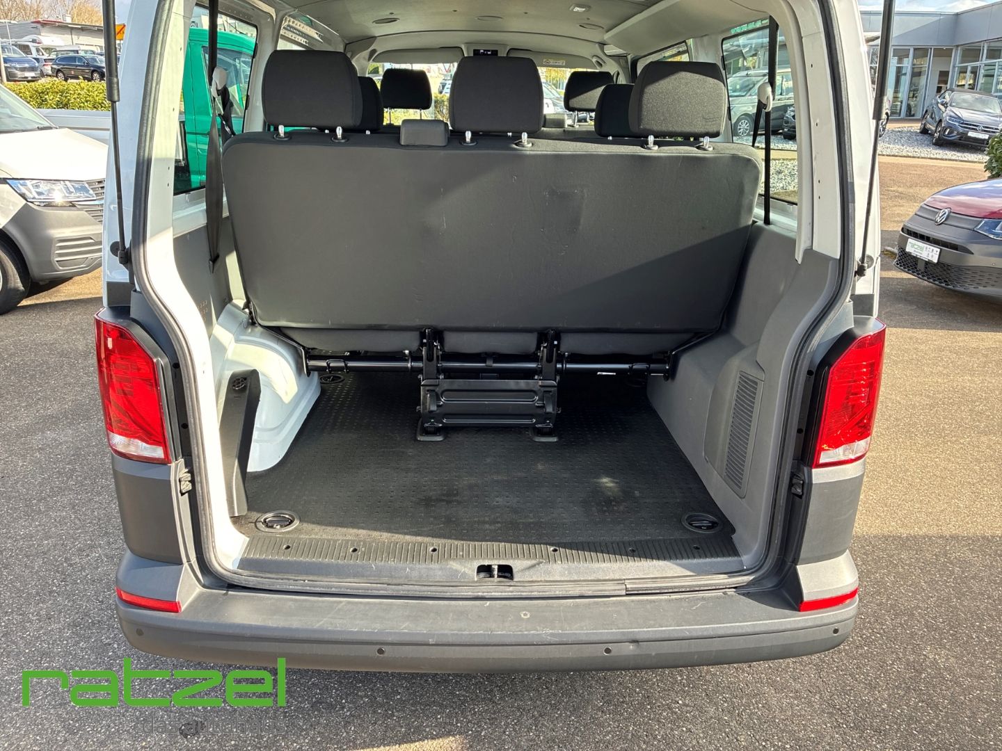 Fahrzeugabbildung Volkswagen T6.1 Kombi 2.0 TDI 9-Sitzer DAB Notbremsass. PDC