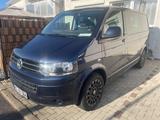 Volkswagen T5 Caravelle - Volkswagen T5: Firmenfahrzeug