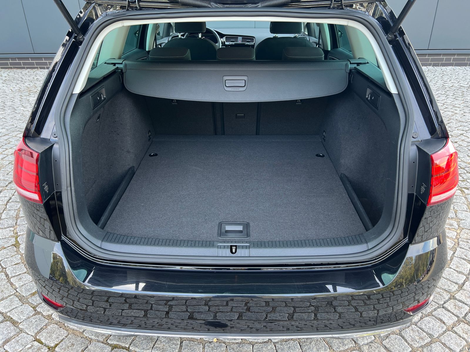 Fahrzeugabbildung Volkswagen Golf VII Variant Highline 1.4 TSI DSG *AHK, Navi