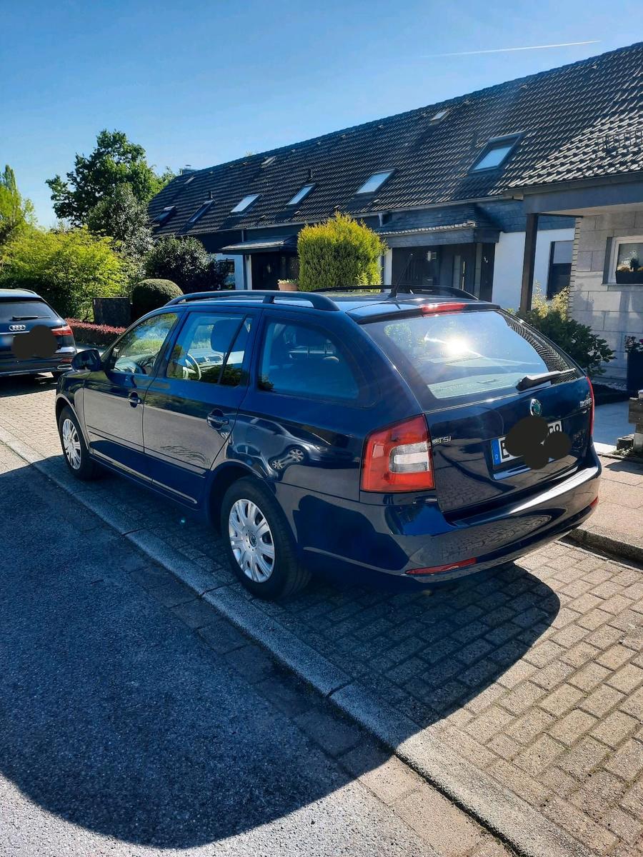 Skoda Octavia 2012 — rear view