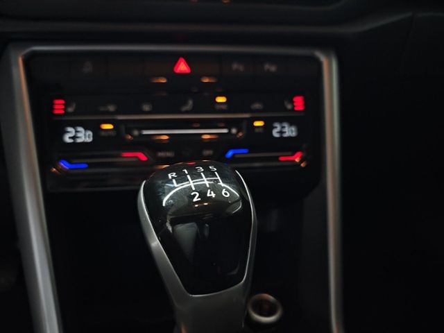 Fahrzeugabbildung Volkswagen T-Roc 1.5 TSI Life KLIMA SHZ PDC LM18 VORB.NAVI