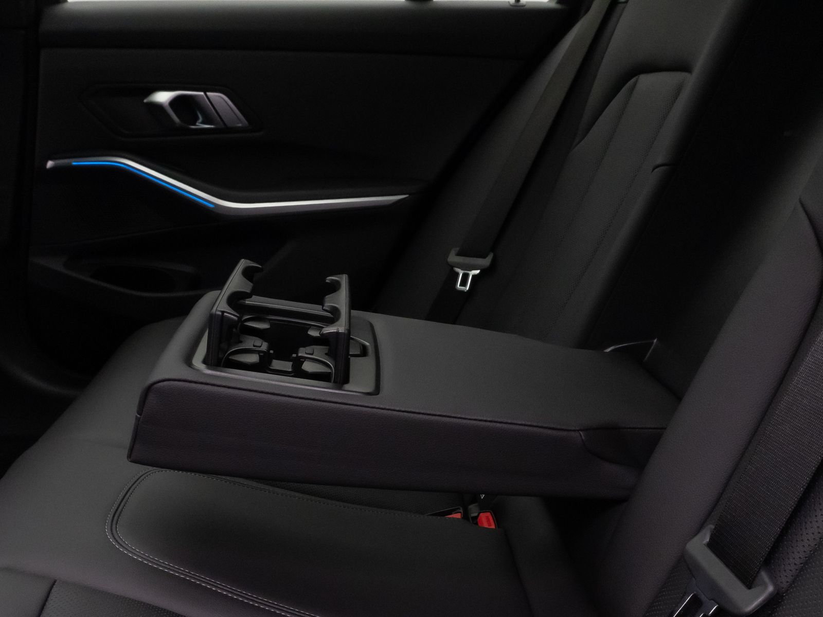 Fahrzeugabbildung BMW 330e xD Luxury Line Panorama Kamera HUD DAB AHK