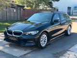 BMW 320 d Touring Advantage *HeadUp*Panorama*AHK* - BMW 320 Gebrauchtwagen in Mannheim