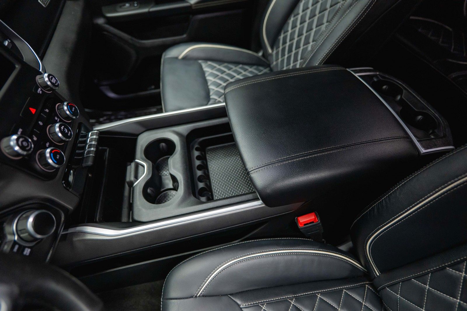 Fahrzeugabbildung Dodge RAM 5.7 V8 HEMI 4x4 OFFROAD Night-Paket *LED*