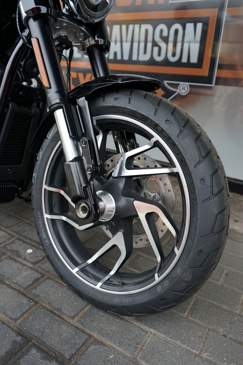 Fahrzeugabbildung Harley-Davidson Softail Sport Glide 107 Sofort Verfügbar 2024