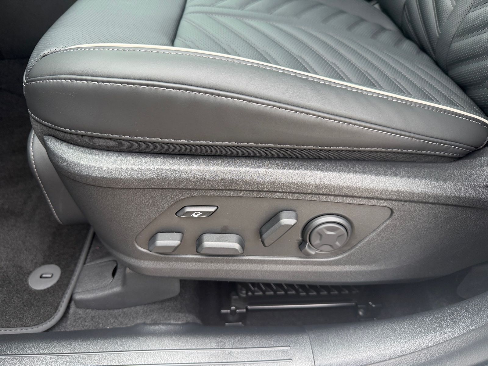 Fahrzeugabbildung Kia Sorento 2.2D AWD DCT8 PLAT 7S NAPPA PREM GD AHK