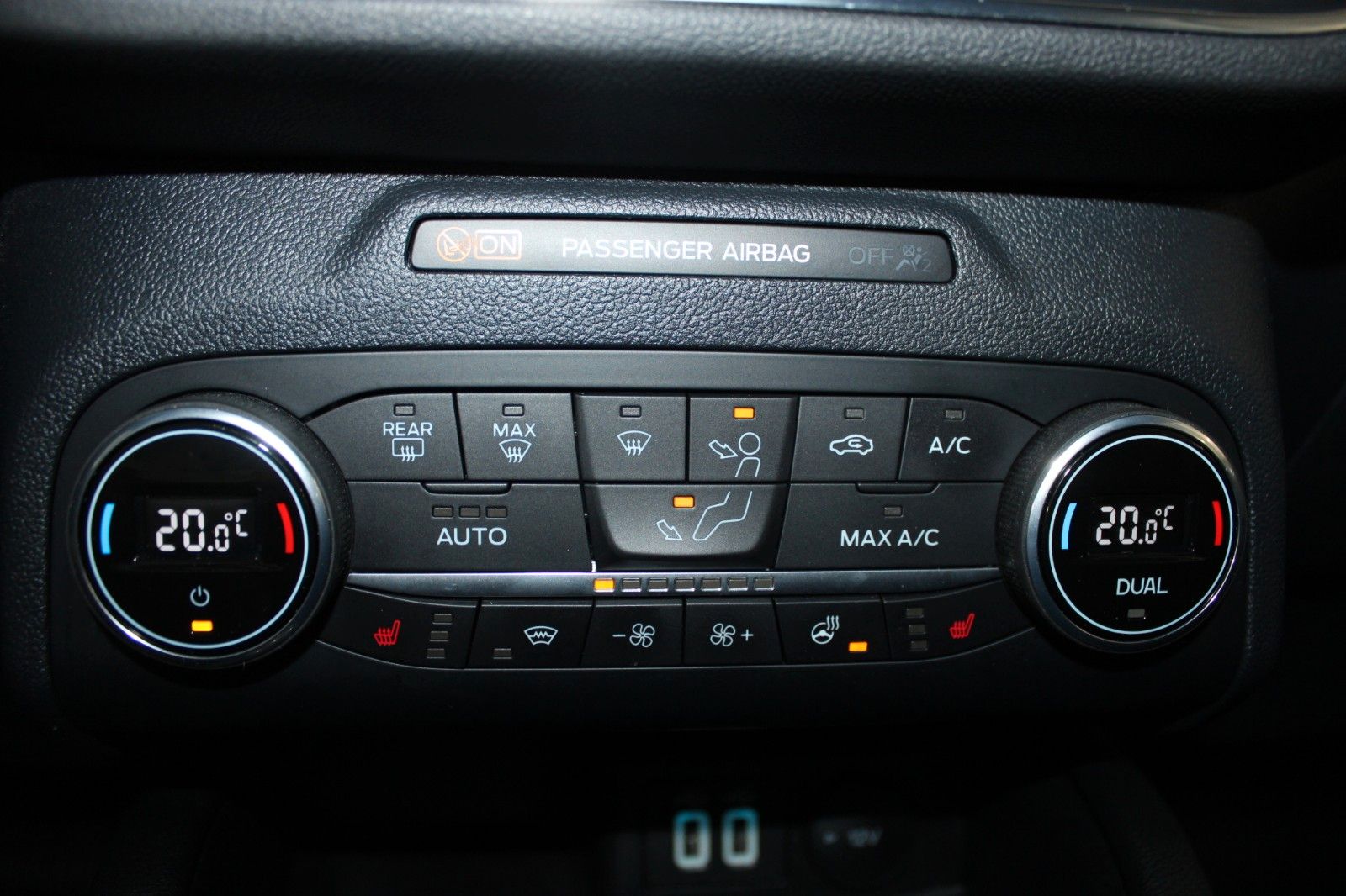 Fahrzeugabbildung Ford Kuga PHEV Titanium X AHK LED HUD 2xCam WinterP.