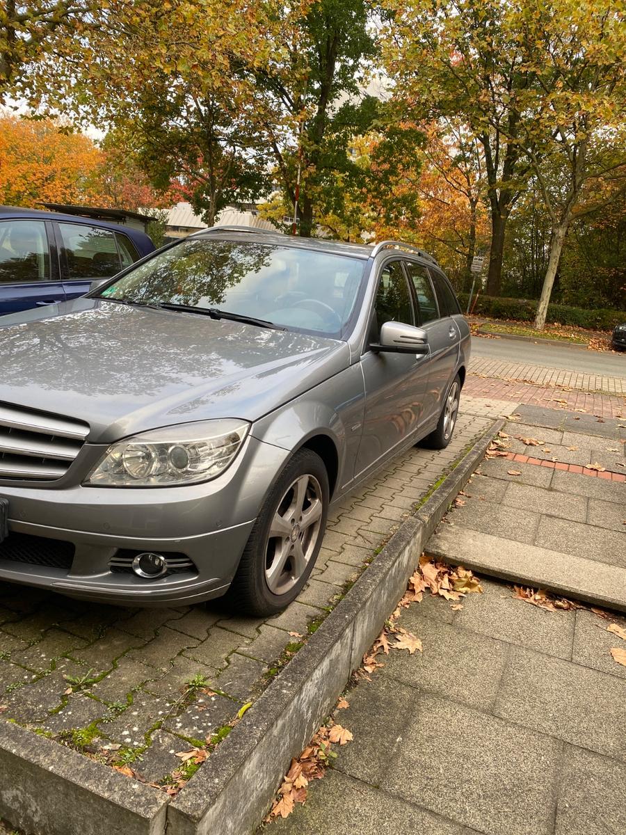 Mercedes-Benz C200 2009 — вигляд ззаду
