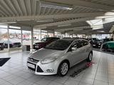 Ford Focus Lim. Titanium KLIMA/BT/PDC V-H/SPURHALTEAS - Ford Focus aus 2011: Limousine