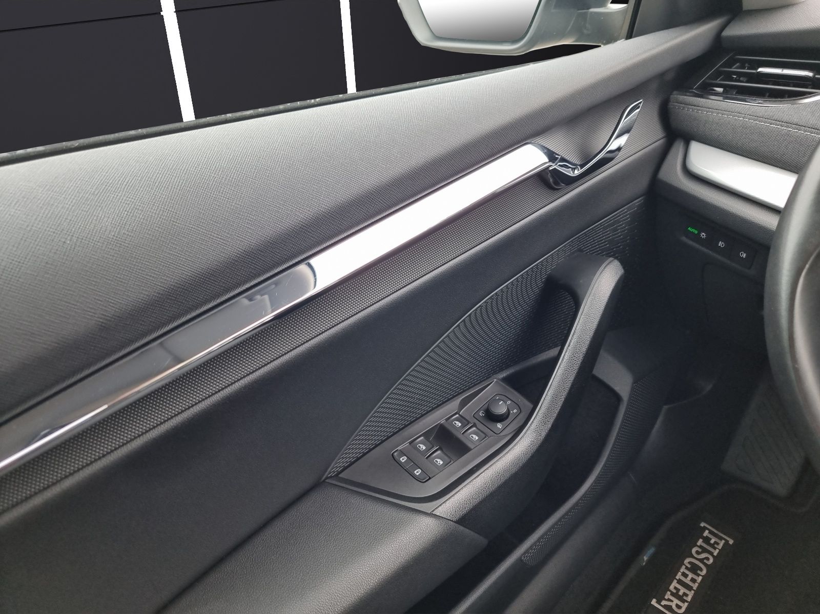 Fahrzeugabbildung SKODA Octavia Combi TDI First-Edition DSG LED Navi PDC