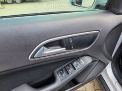 Fahrzeugabbildung GLA 180 Navi Fahrerprofil Ambientebeleuchtung SH