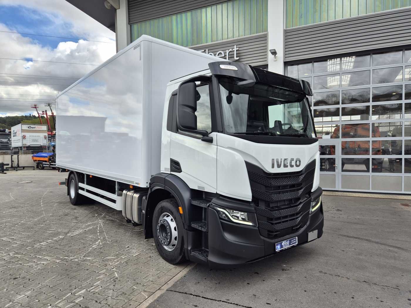 Fahrzeugabbildung Iveco AD190S40/P 4x2 Ladebordwand 2.000kg Navi ACC