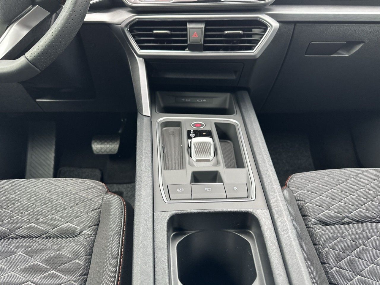 Fahrzeugabbildung SEAT Leon FR Black Edition 1.5 eTSI DSG