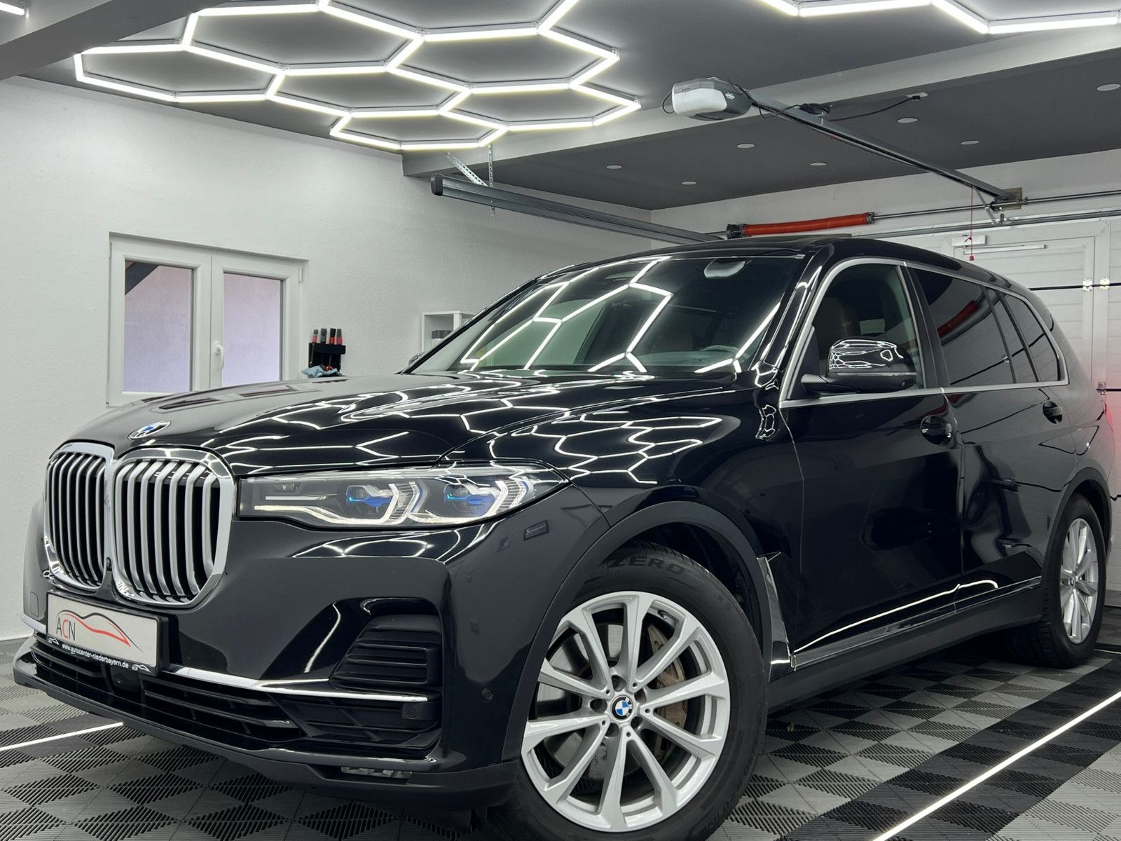 Fahrzeugabbildung BMW X7 xDrive 30d/AHK/B&W/SKYLOUNGE/MASSAGE/7-SITZER